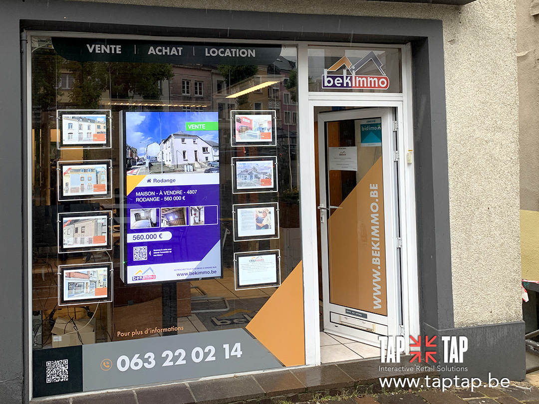 Porte Affiche A4 pour Agence Immobilière, lettrage et solution digitale écran vitrine